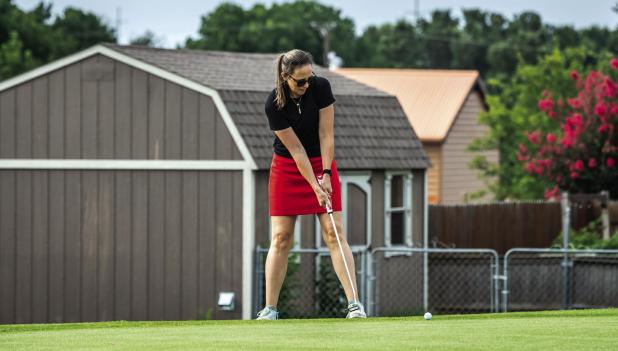 Local Olney golfer Lyndsey Miller putting in the CEMCO tourney. Photo by Will Sadler