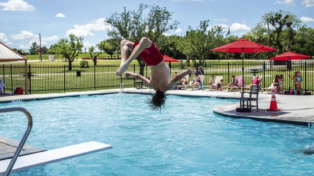 New pool makes a splash in Olney