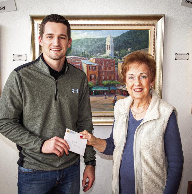 Larimore hands art show proceeds to KOB