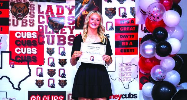 Kynlee Lauderdale received the Lady Cubs Softball Defensive MVP of the Year Award. Photo by Will Sadler