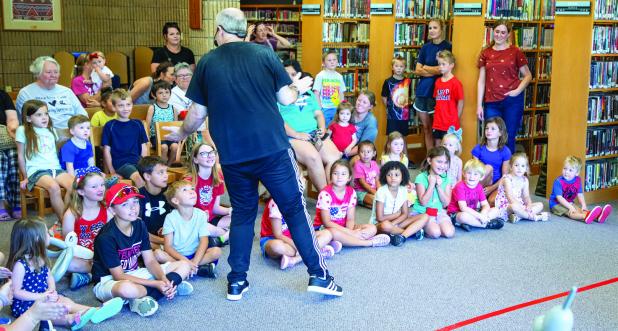 Balloon Guy’ delights kids at Olney Library