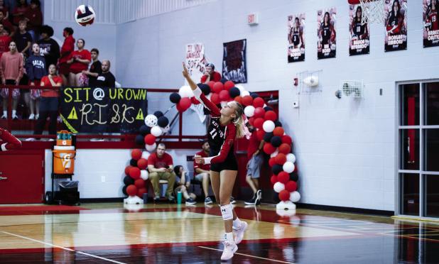 Lady Cub #11 Kynlee Lauderdale is a defensive phenom, always keeping her team in the fight. Kynlee had a massive 26 digs against the Lady Pirates. Photo by Will Sadler