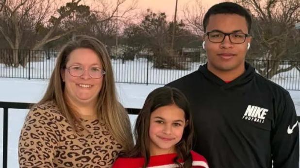 Karrie Canada and her children Jordyn Esquivel and Wacey Canada. Photo from GoFundMe website