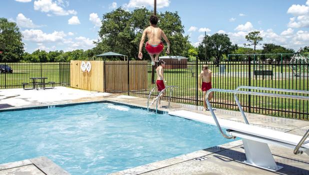 New pool makes a splash in Olney