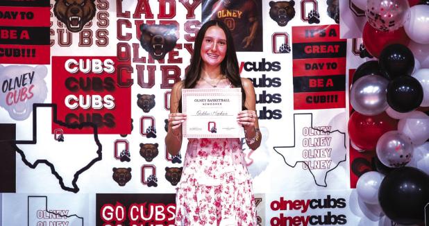 Oaklan Hopkins received Newcomer of the Year Award for Lady Cubs Basketball. Photo by Will Sadler