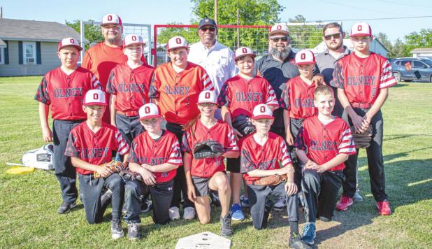 Retired baseball pro encourages the Olney Cub Little League team