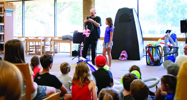 Balloon Guy’ delights kids at Olney Library