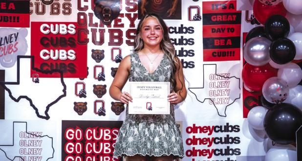 OHS Lady Cub Braelyn Casteel was presented the Volleyball Defensive MVP Award. Photo by Will Sadler