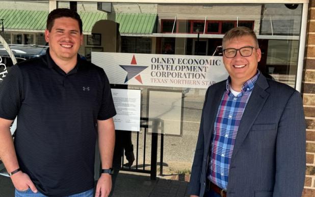 104.3 Positive Country radio to broadcast from Main St.