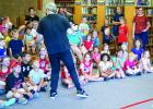 Balloon Guy’ delights kids at Olney Library